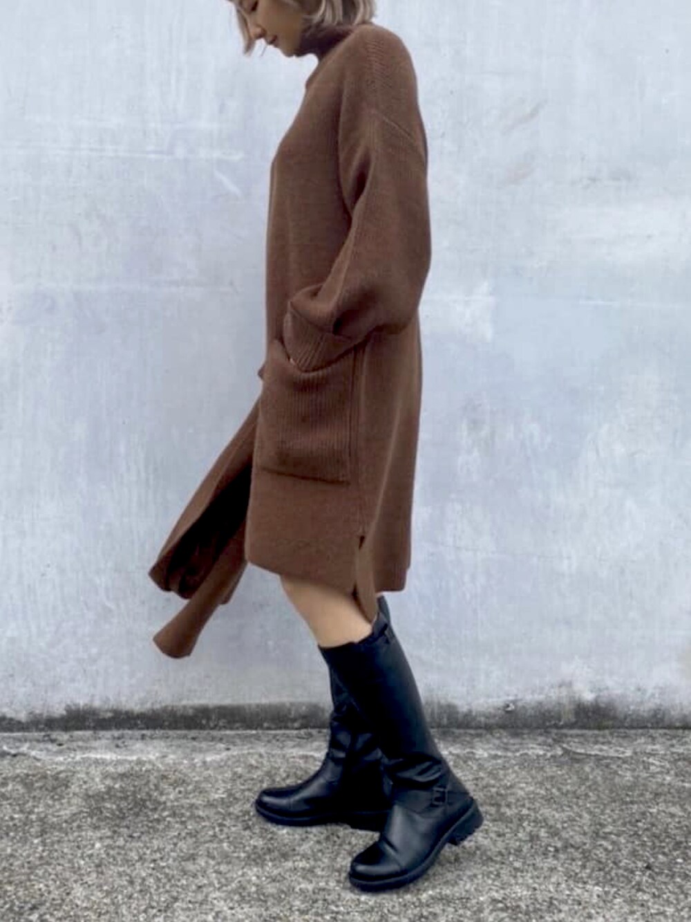 ブラウン系のニット/セーターを着用したレディースの冬コーディネートの3枚目の写真