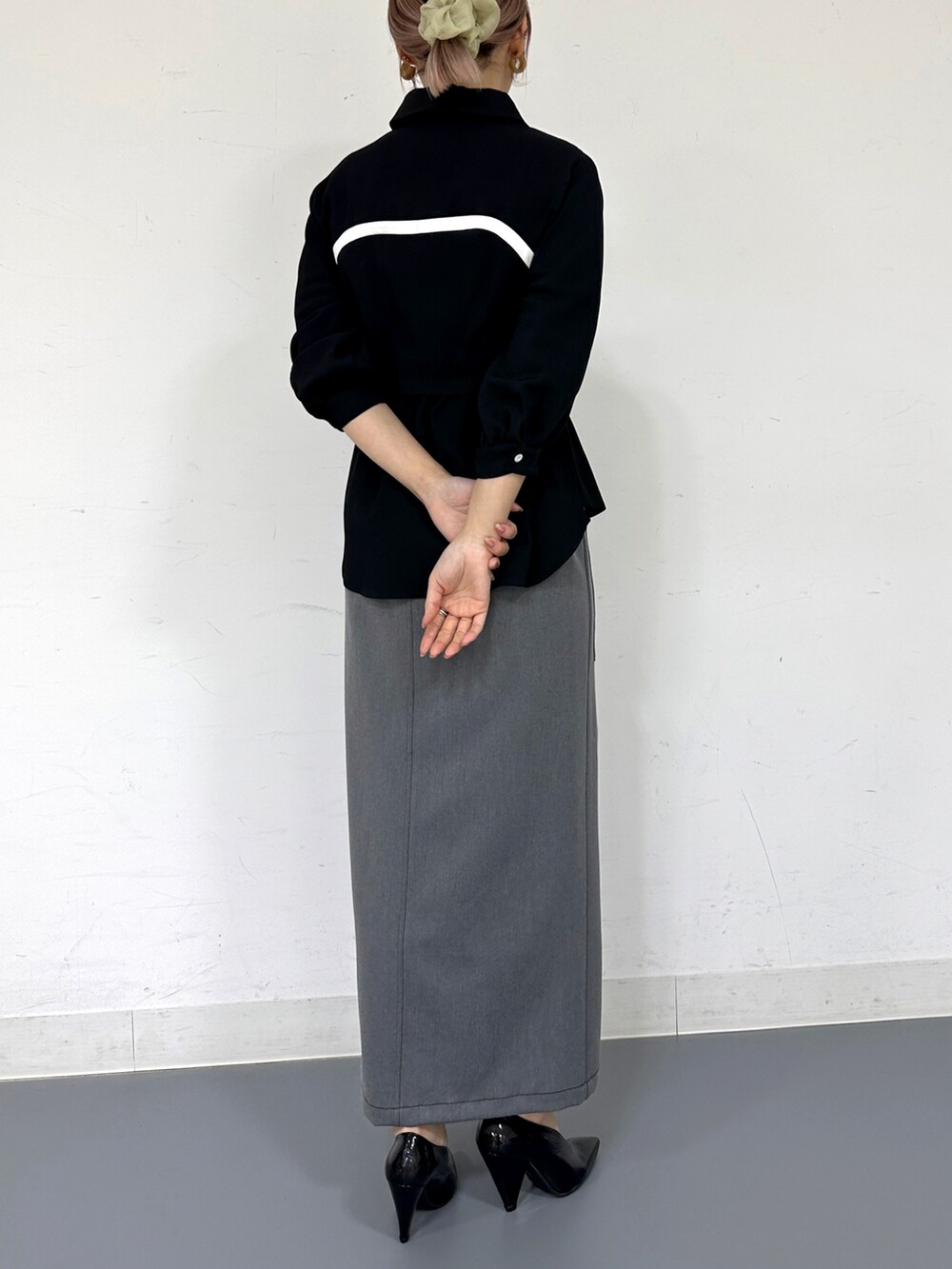 ブラック系のシャツ/ブラウス、グレー系のスカートを着用したレディースの春コーディネートの3枚目の写真