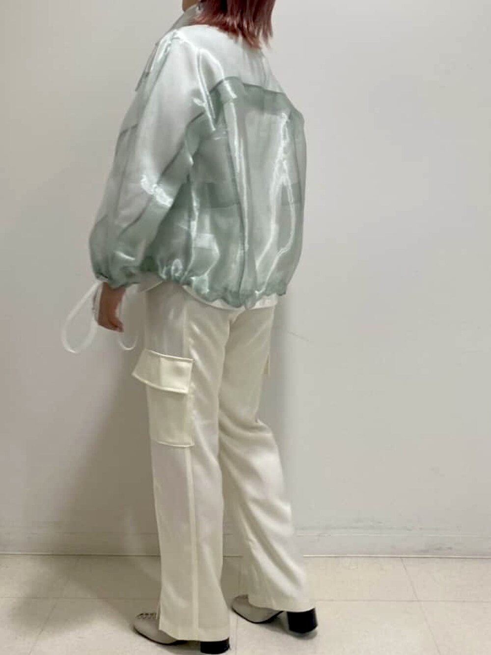 ホワイト系のカーゴパンツ、グリーン系のその他アウター、ホワイト系のTシャツ/カットソーを着用したレディースの春コーディネートの2枚目の写真