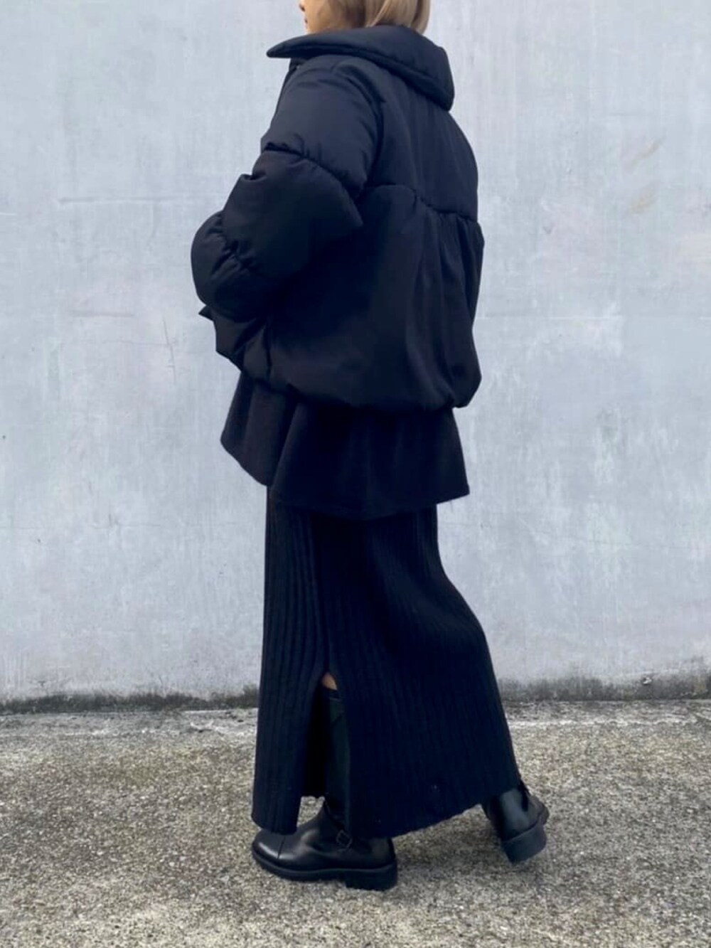 ブラック系のブルゾン、ブラック系のワンピースを着用したレディースの冬コーディネートの4枚目の写真