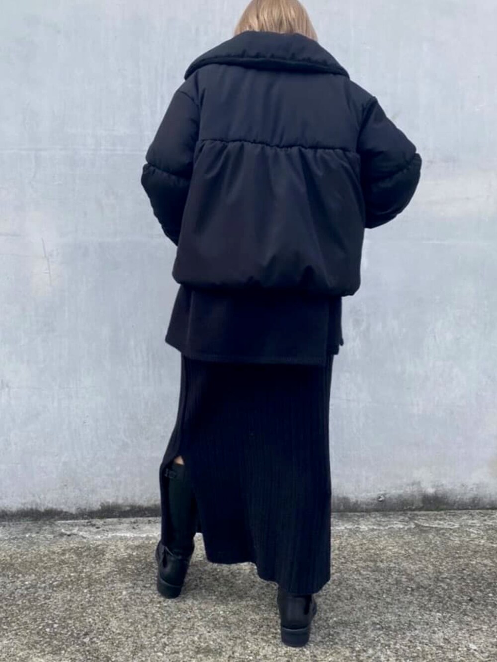 ブラック系のブルゾン、ブラック系のワンピースを着用したレディースの冬コーディネートの5枚目の写真