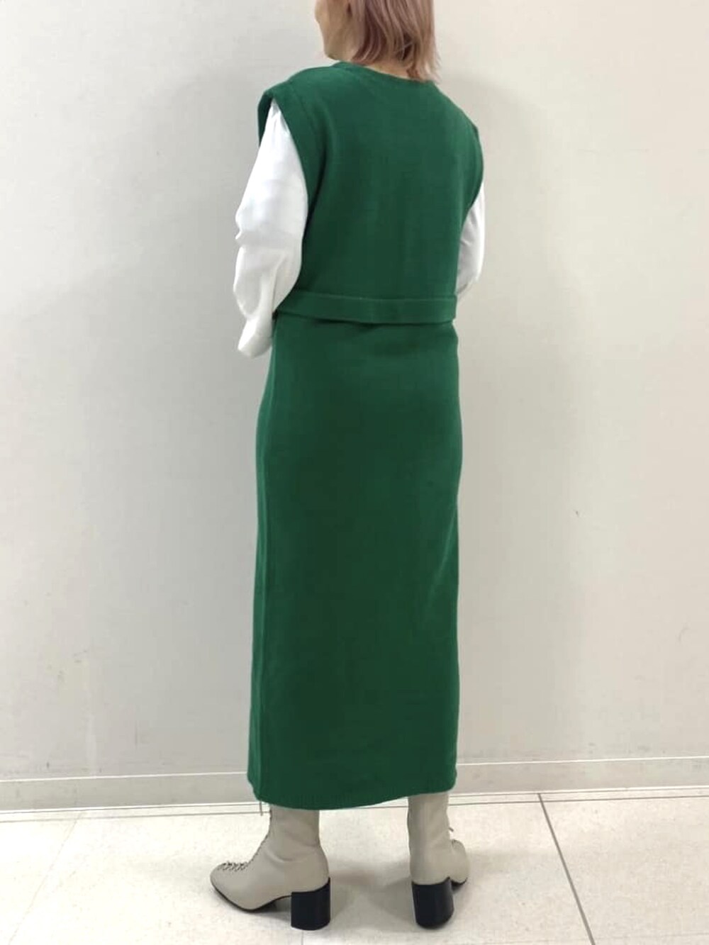 グリーン系のワンピースを着用したレディースの春コーディネートの2枚目の写真