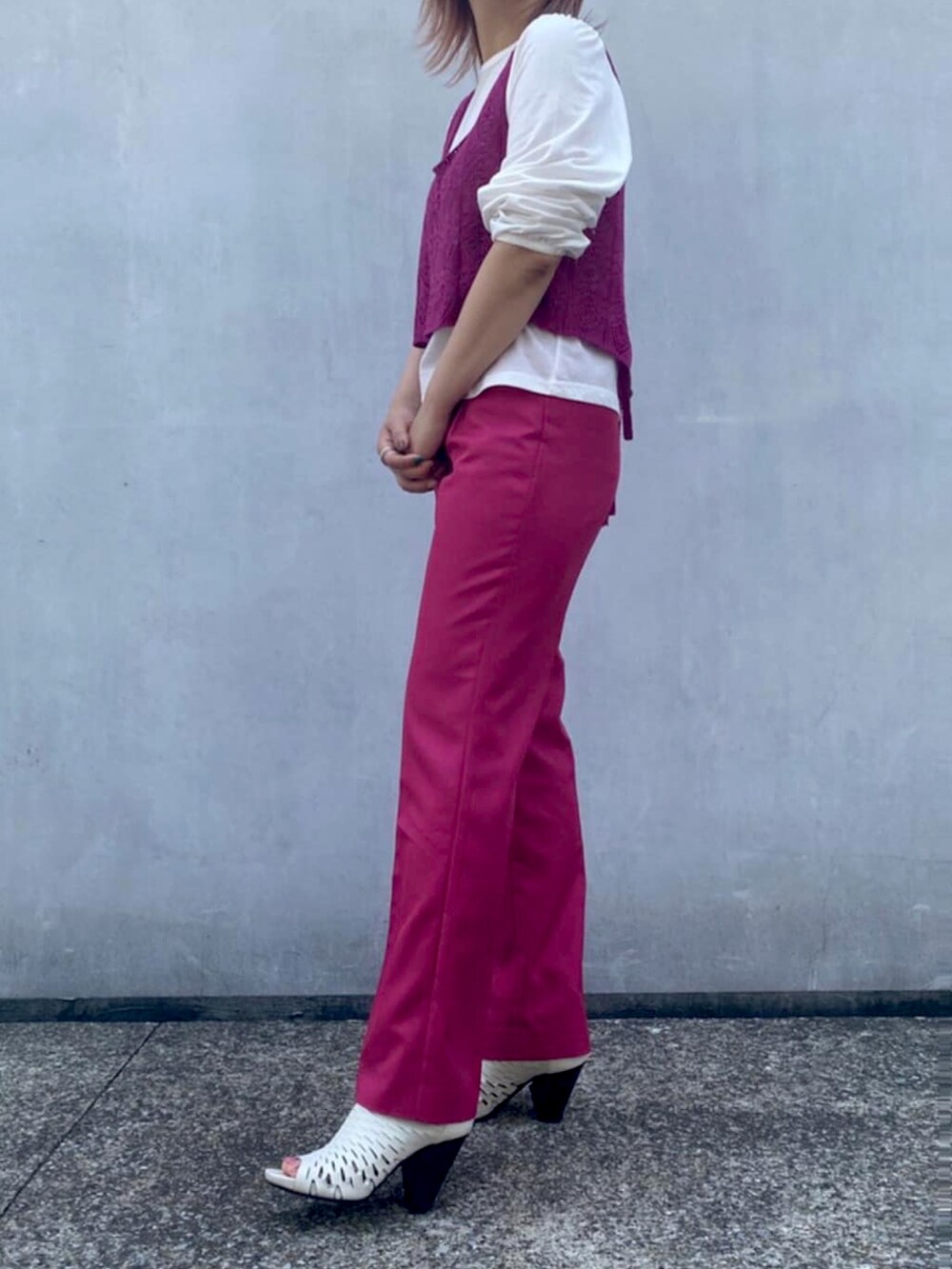 パープル系のアンサンブル、ピンク系のその他パンツを着用したレディースの夏コーディネートの3枚目の写真
