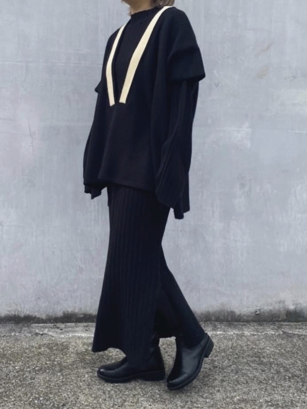 ブラック系のニット/セーター、ブラック系のワンピースを着用したレディースの冬コーディネートの3枚目の写真