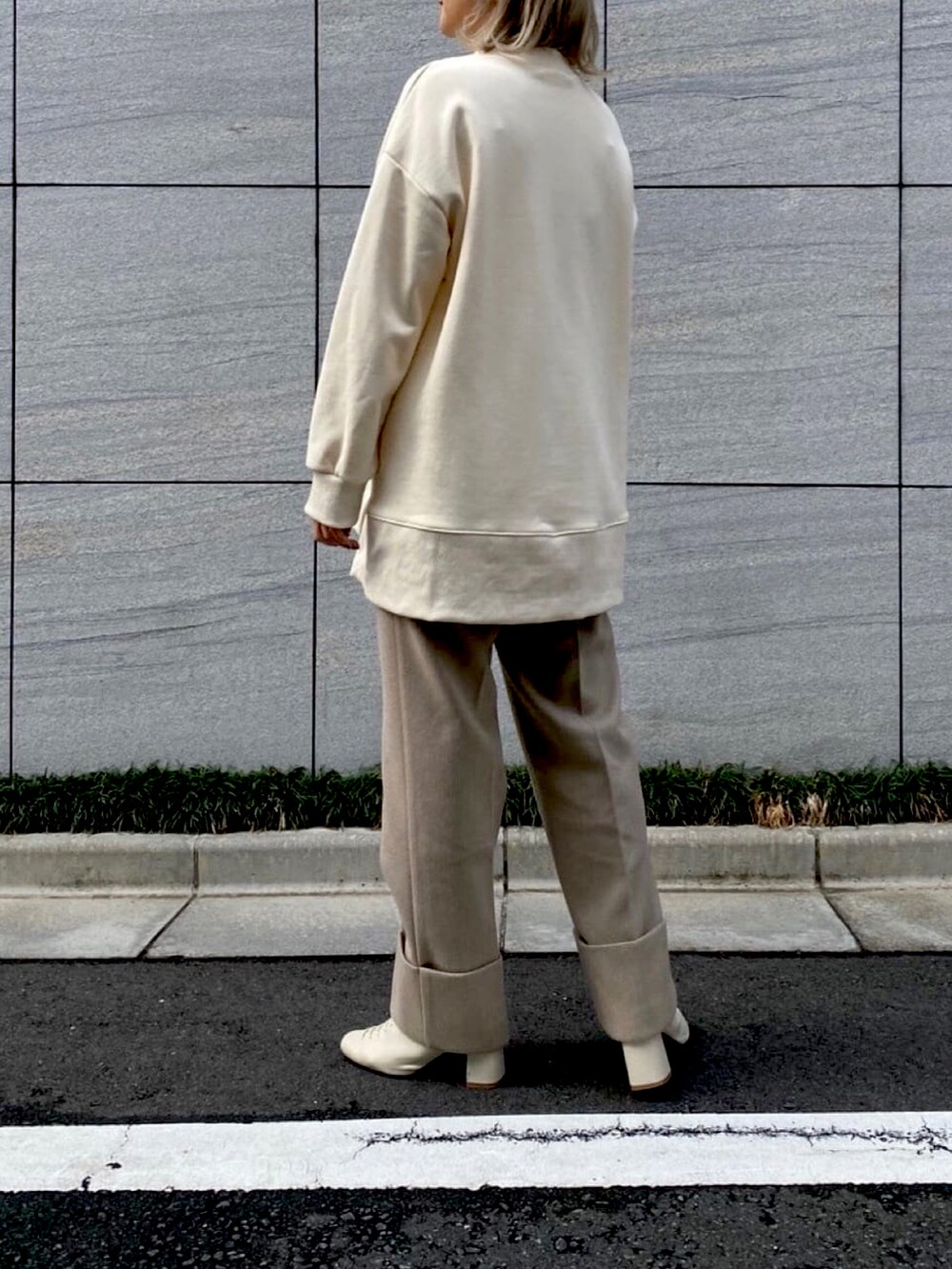 ベージュ系のその他パンツ、ホワイト系のスウェットを着用したレディースの冬コーディネートの2枚目の写真