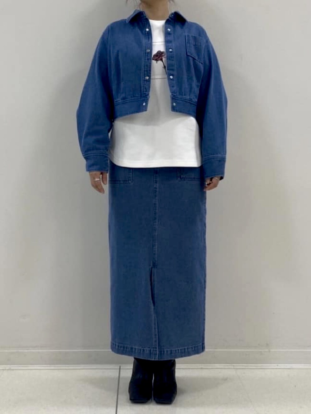 ブルー系のデニムジャケット、ホワイト系のTシャツ/カットソー、ブルー系のスカートを着用したレディースの春コーディネートの2枚目の写真