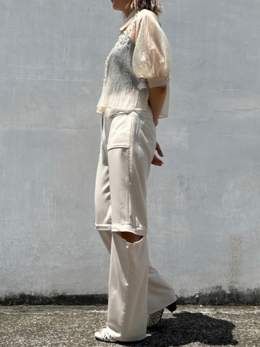 ホワイト系のシャツ/ブラウスを着用したレディースの夏コーディネートの2枚目の写真