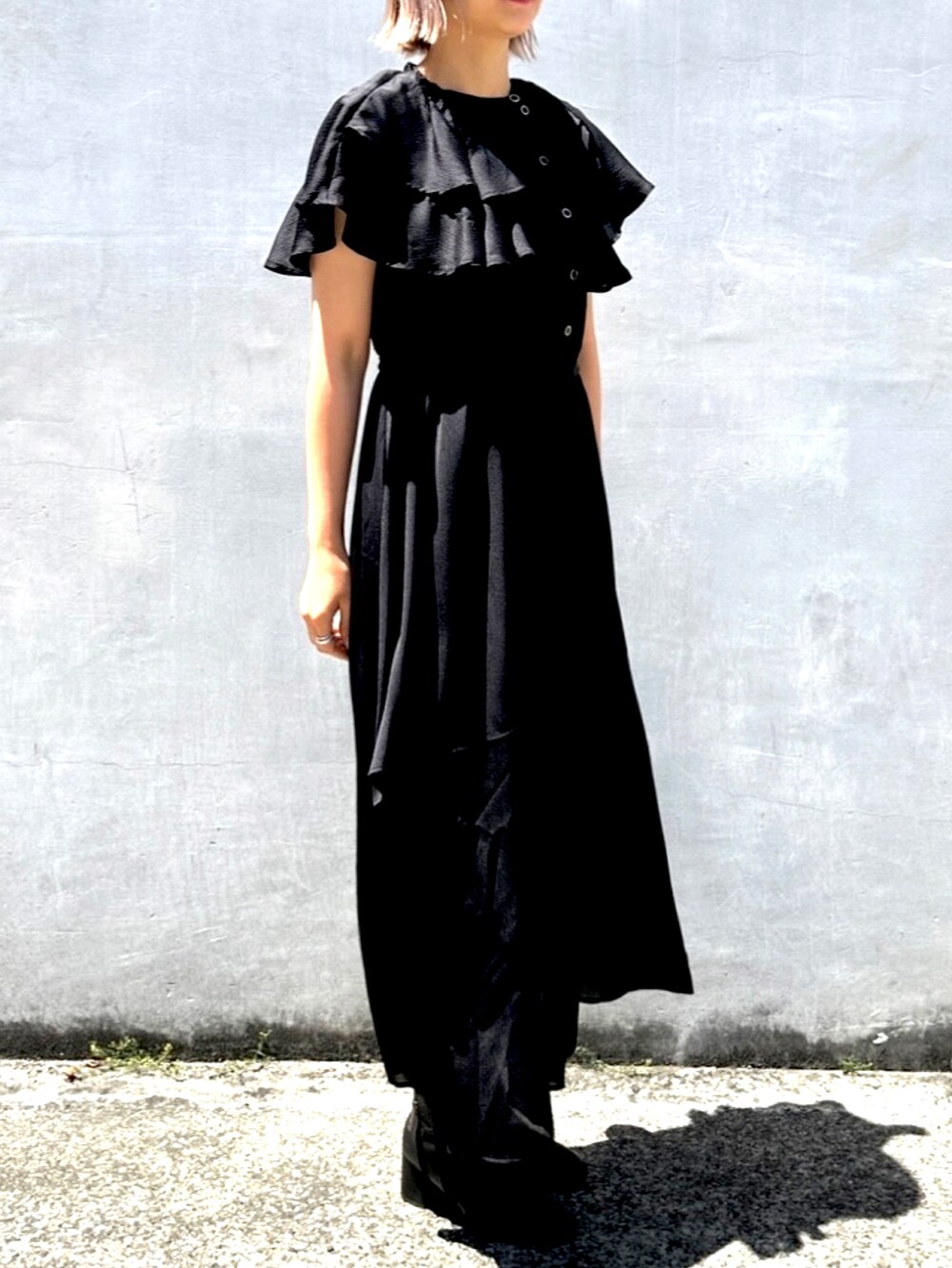 ホワイト系のワンピースを着用したレディースの夏コーディネートの2枚目の写真