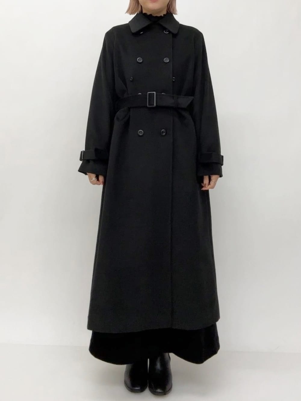 ブラック系のチェスターコートを着用したレディースの冬コーディネートの5枚目の写真