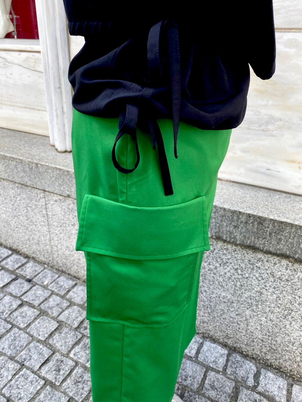 ブラック系のシャツ/ブラウス、グリーン系のスカートを着用したレディースの春コーディネートの5枚目の写真