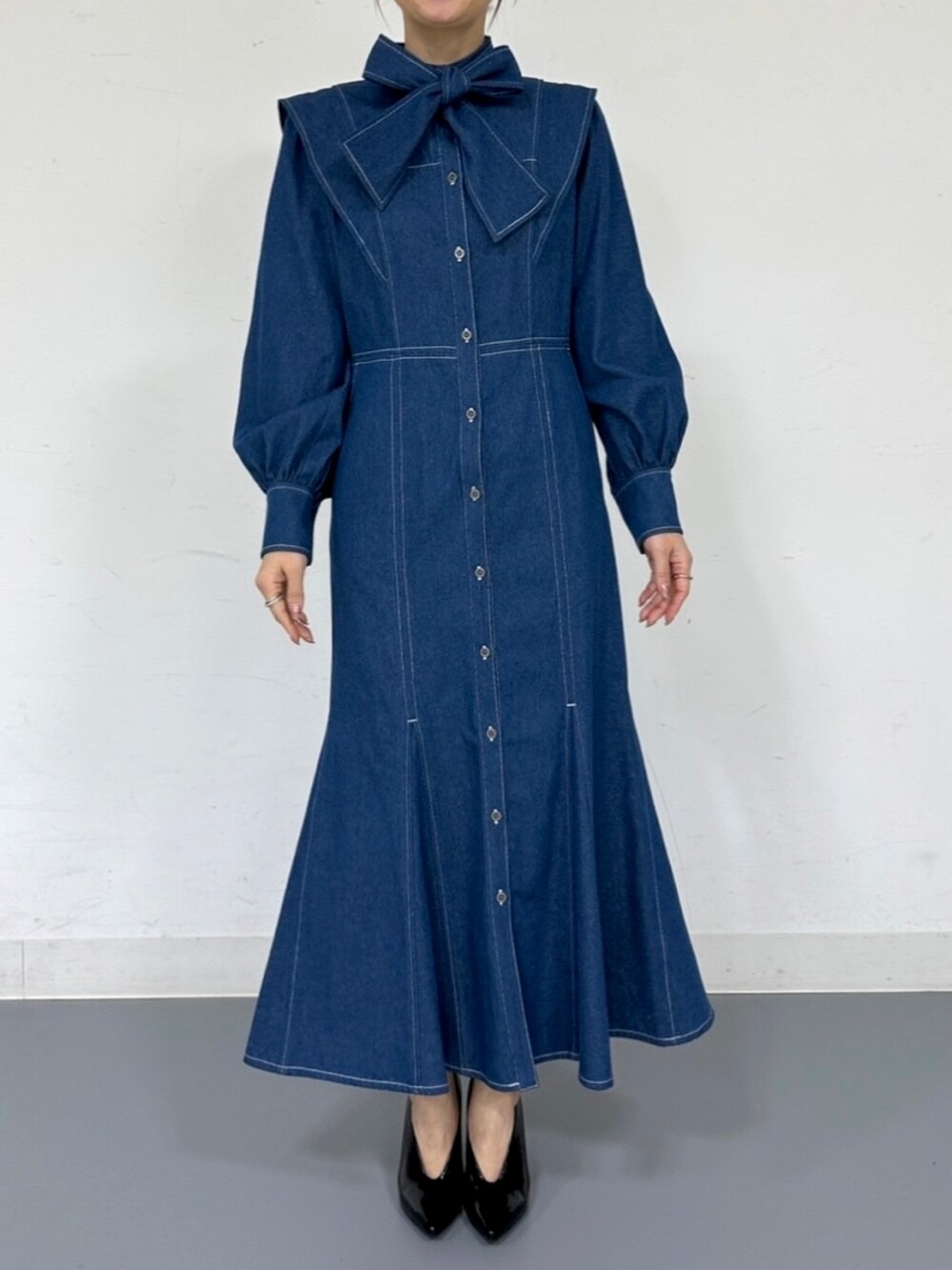 ブルー系のワンピースを着用したレディースの春コーディネートの4枚目の写真