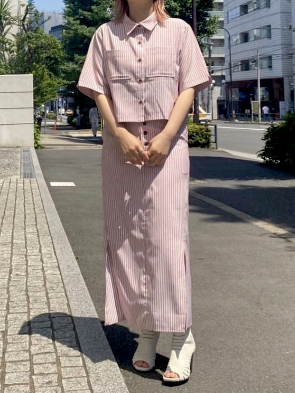 ピンク系のシャツ/ブラウス、ピンク系のスカートを着用したレディースの夏コーディネートの3枚目の写真