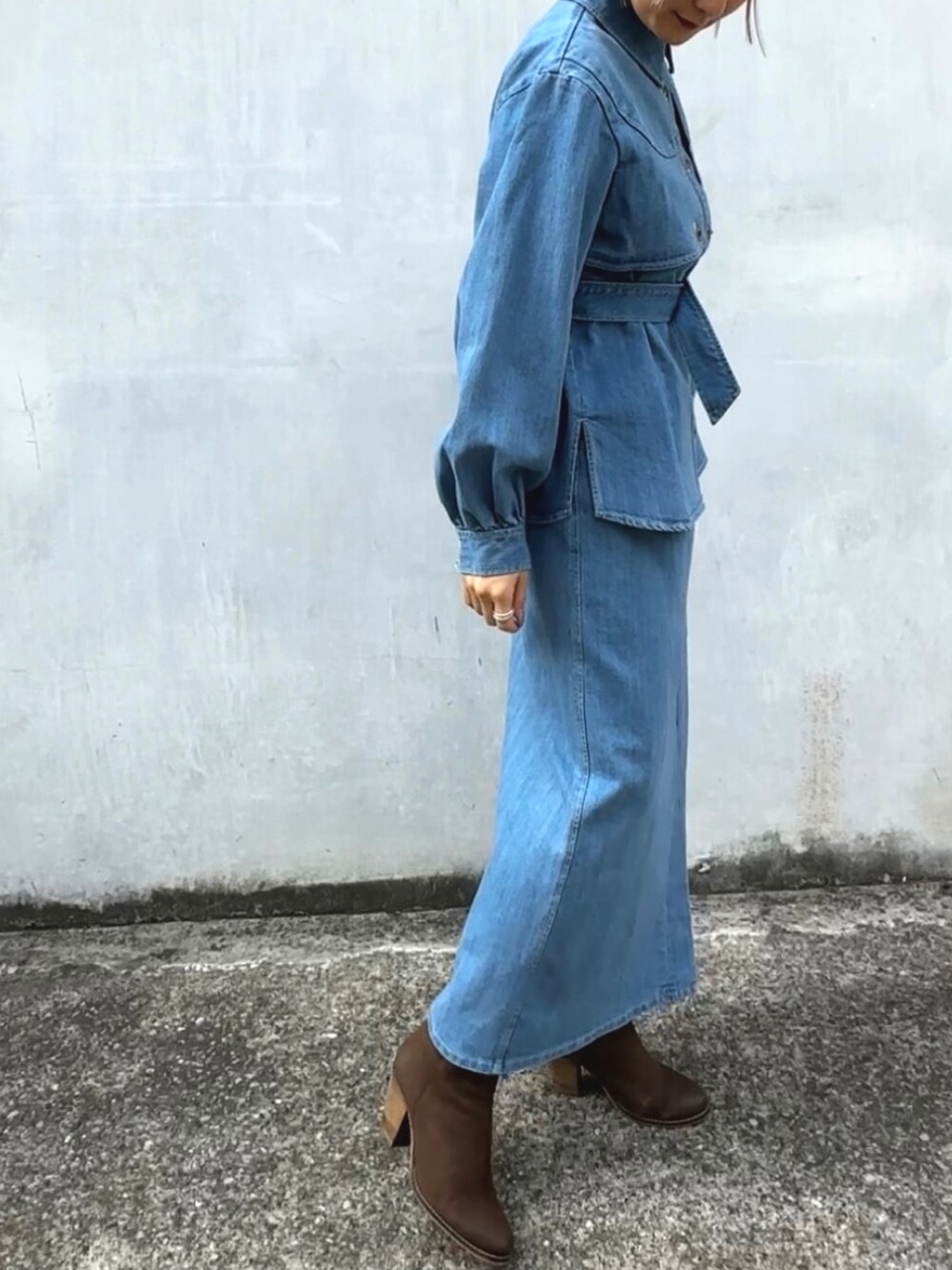 ブルー系のシャツ/ブラウス、ブルー系のデニムスカートを着用したレディースの冬コーディネートの2枚目の写真