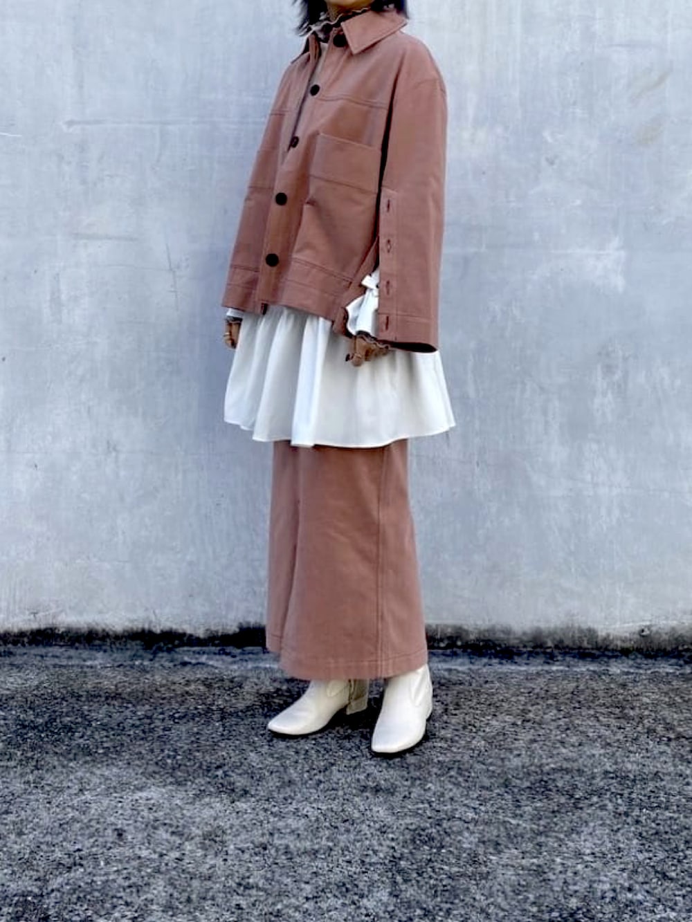 ピンク系のデニムジャケット、ピンク系のスカート、ホワイト系のシャツ/ブラウスを着用したレディースの冬コーディネートの2枚目の写真