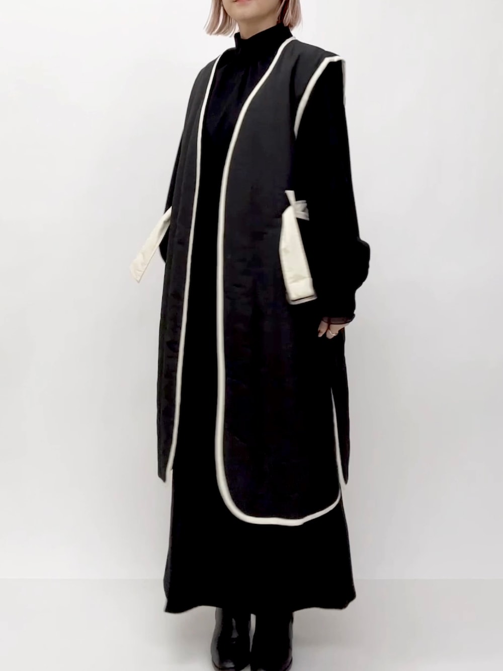 ブラック系のダウンジャケット/コートを着用したレディースの冬コーディネートの4枚目の写真