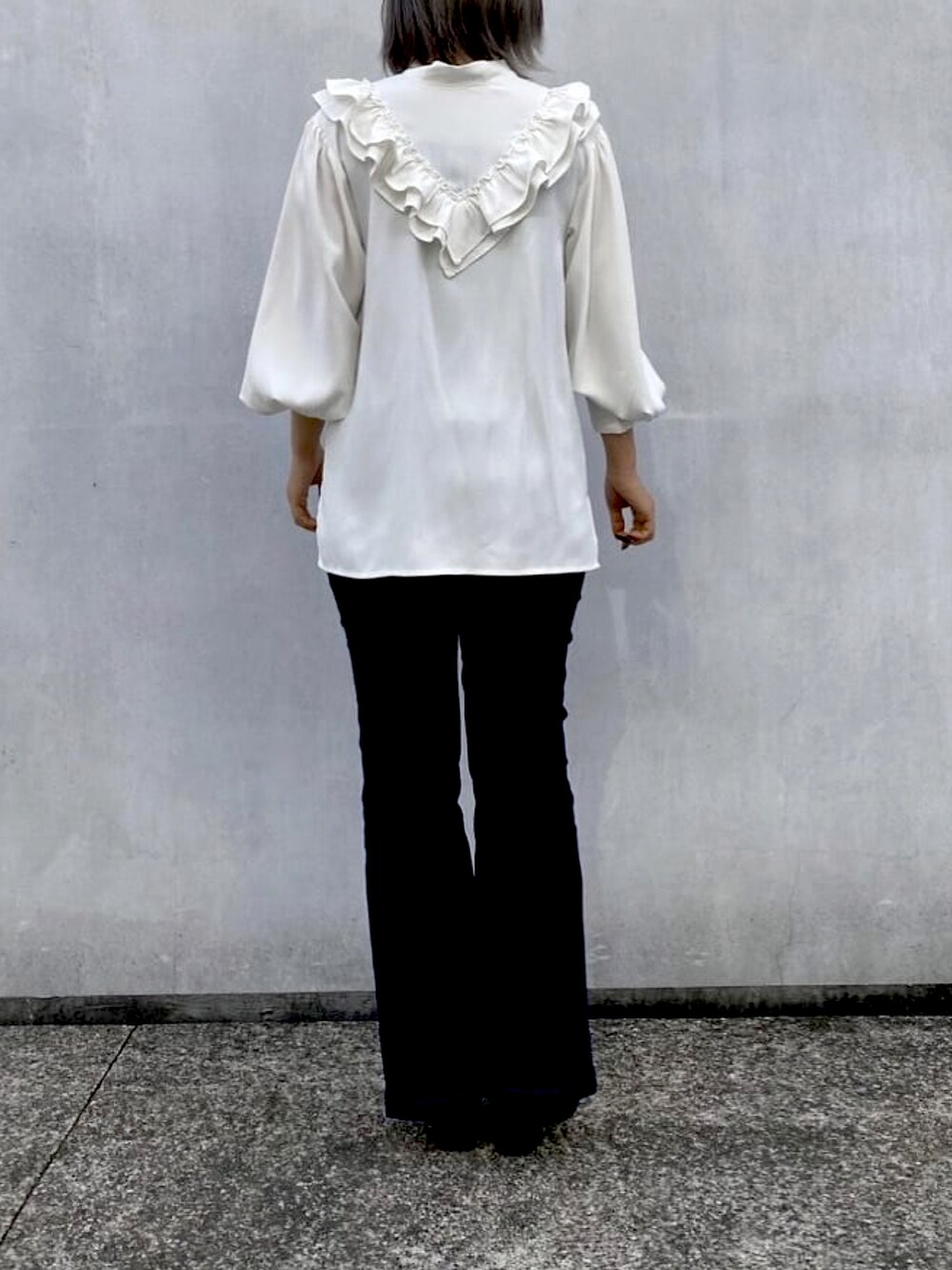 ホワイト系のシャツ/ブラウス、ブルー系のデニムパンツを着用したレディースの冬コーディネートの2枚目の写真