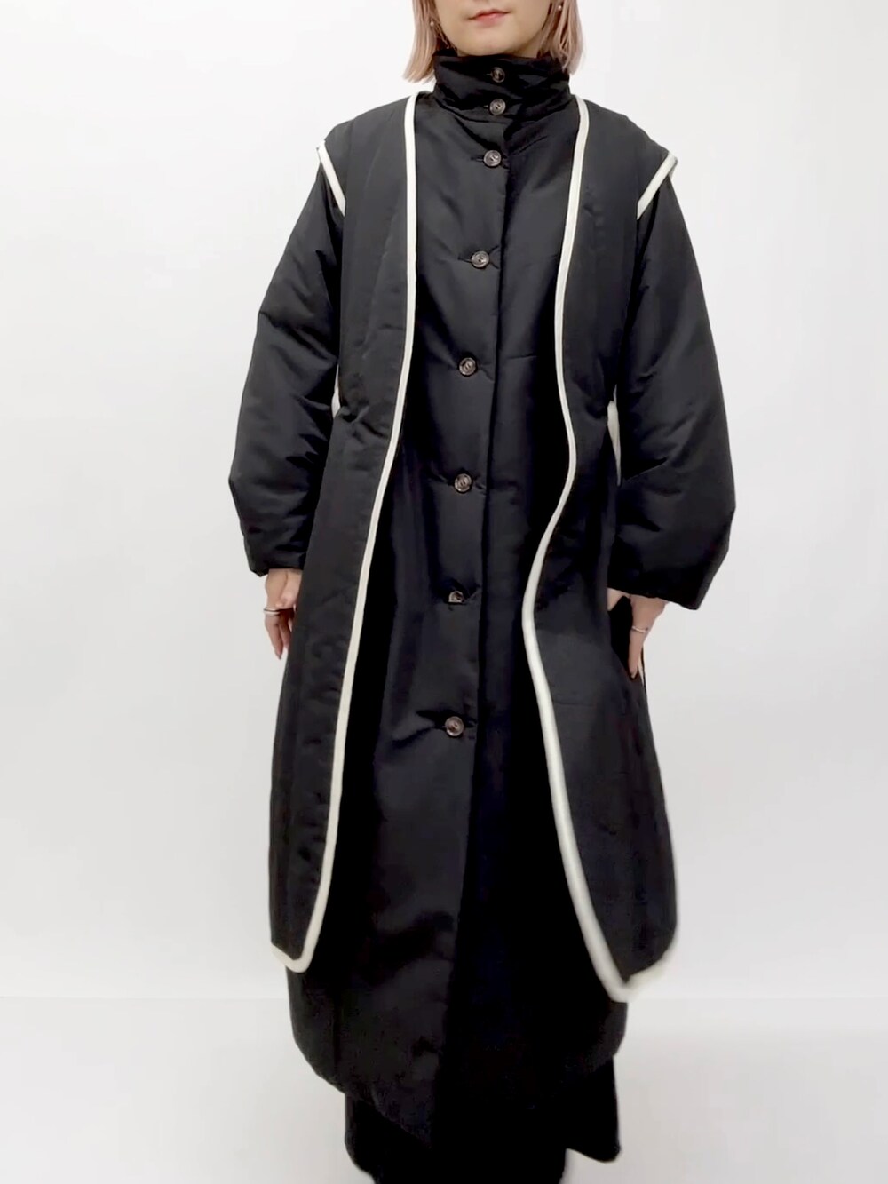 ブラック系のダウンジャケット/コートを着用したレディースの冬コーディネートの3枚目の写真