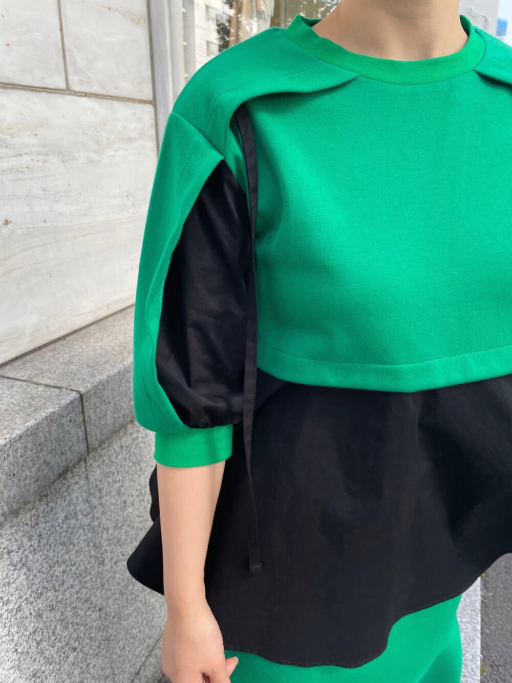 グリーン系のTシャツ/カットソー、グリーン系のスカートを着用したレディースの春コーディネートの4枚目の写真