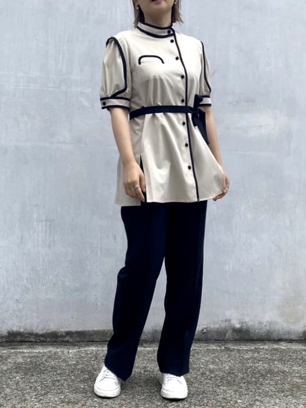 ベージュ系のシャツ/ブラウスを着用したレディースの夏コーディネートの2枚目の写真