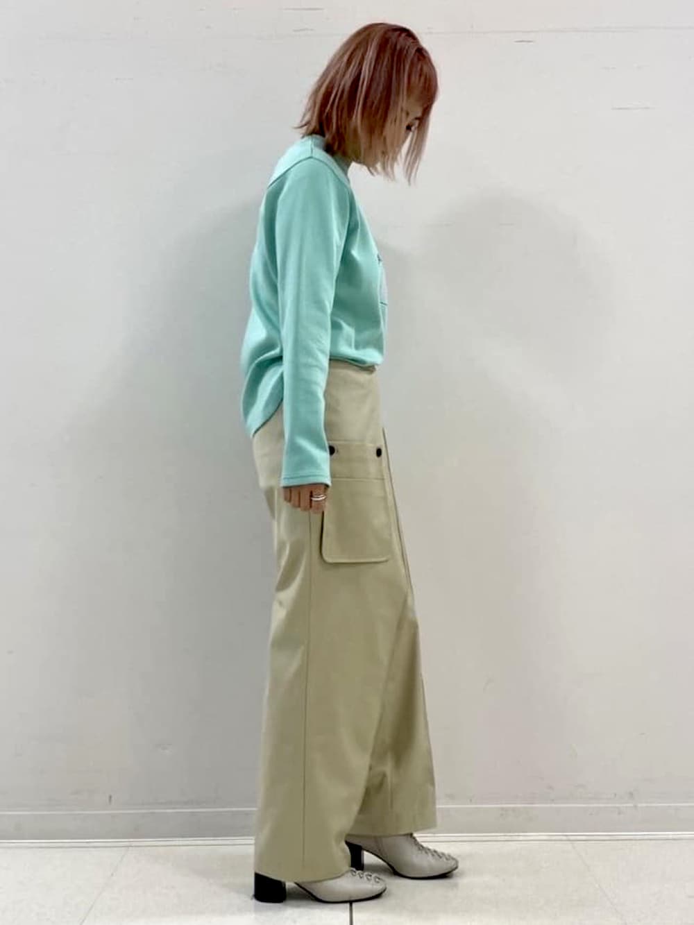 ベージュ系のその他パンツ、グリーン系のTシャツ/カットソーを着用したレディースの春コーディネートの2枚目の写真