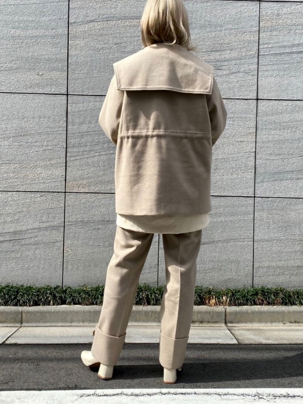 ベージュ系のカバーオール、ベージュ系のその他パンツ、ホワイト系のスウェットを着用したレディースの冬コーディネートの4枚目の写真