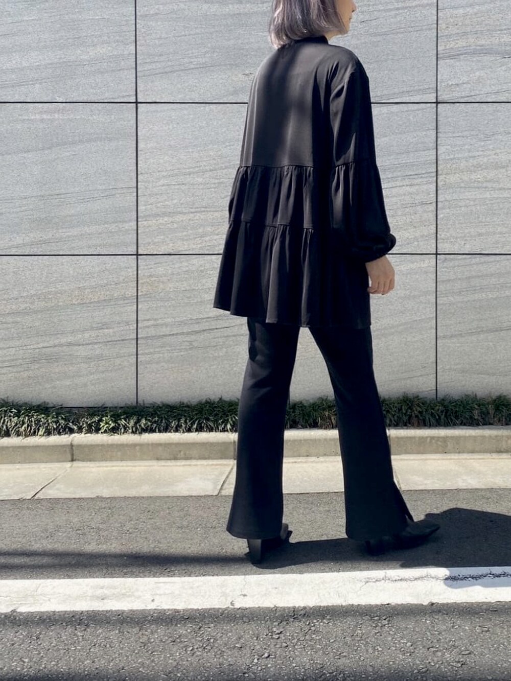 ブラック系のシャツ/ブラウスを着用したレディースの冬コーディネートの3枚目の写真