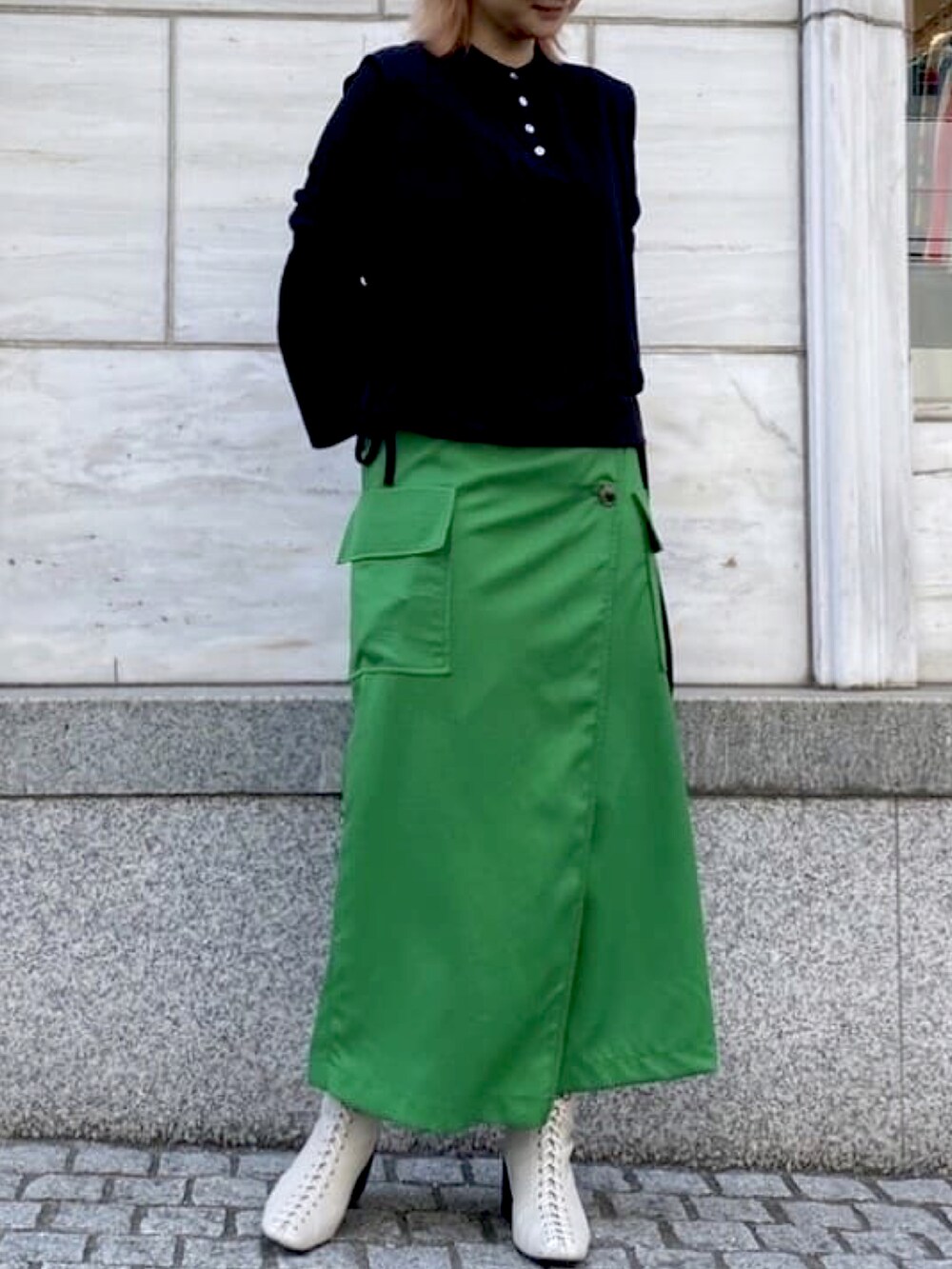 ブラック系のシャツ/ブラウス、グリーン系のスカートを着用したレディースの春コーディネートの2枚目の写真