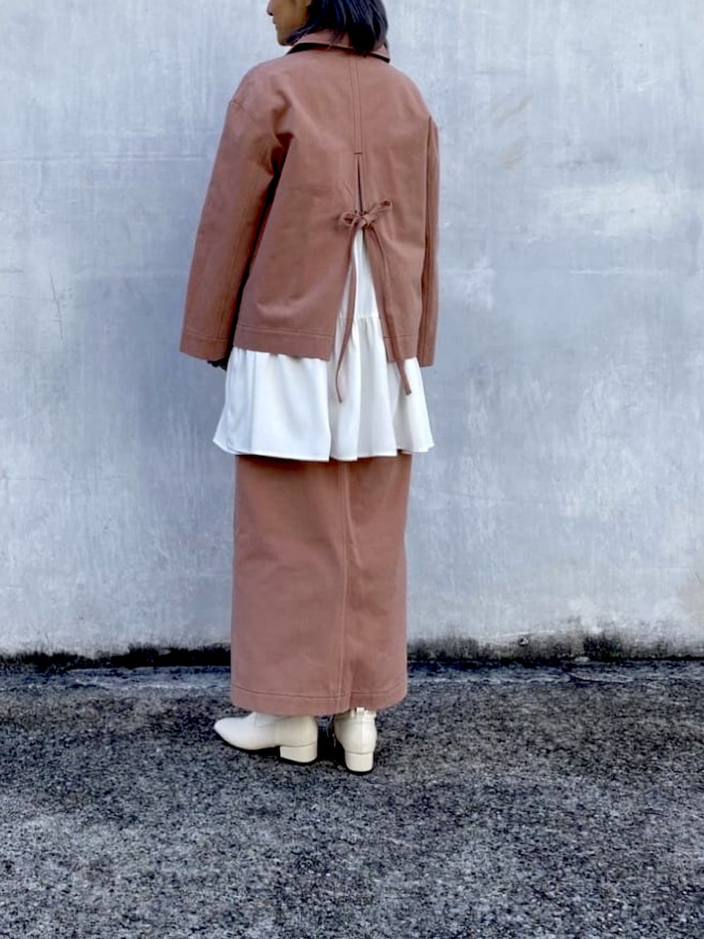 ピンク系のデニムジャケット、ピンク系のスカート、ホワイト系のシャツ/ブラウスを着用したレディースの冬コーディネートの3枚目の写真