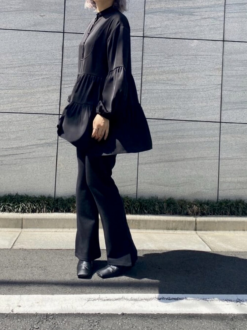 ブラック系のシャツ/ブラウスを着用したレディースの冬コーディネートの2枚目の写真