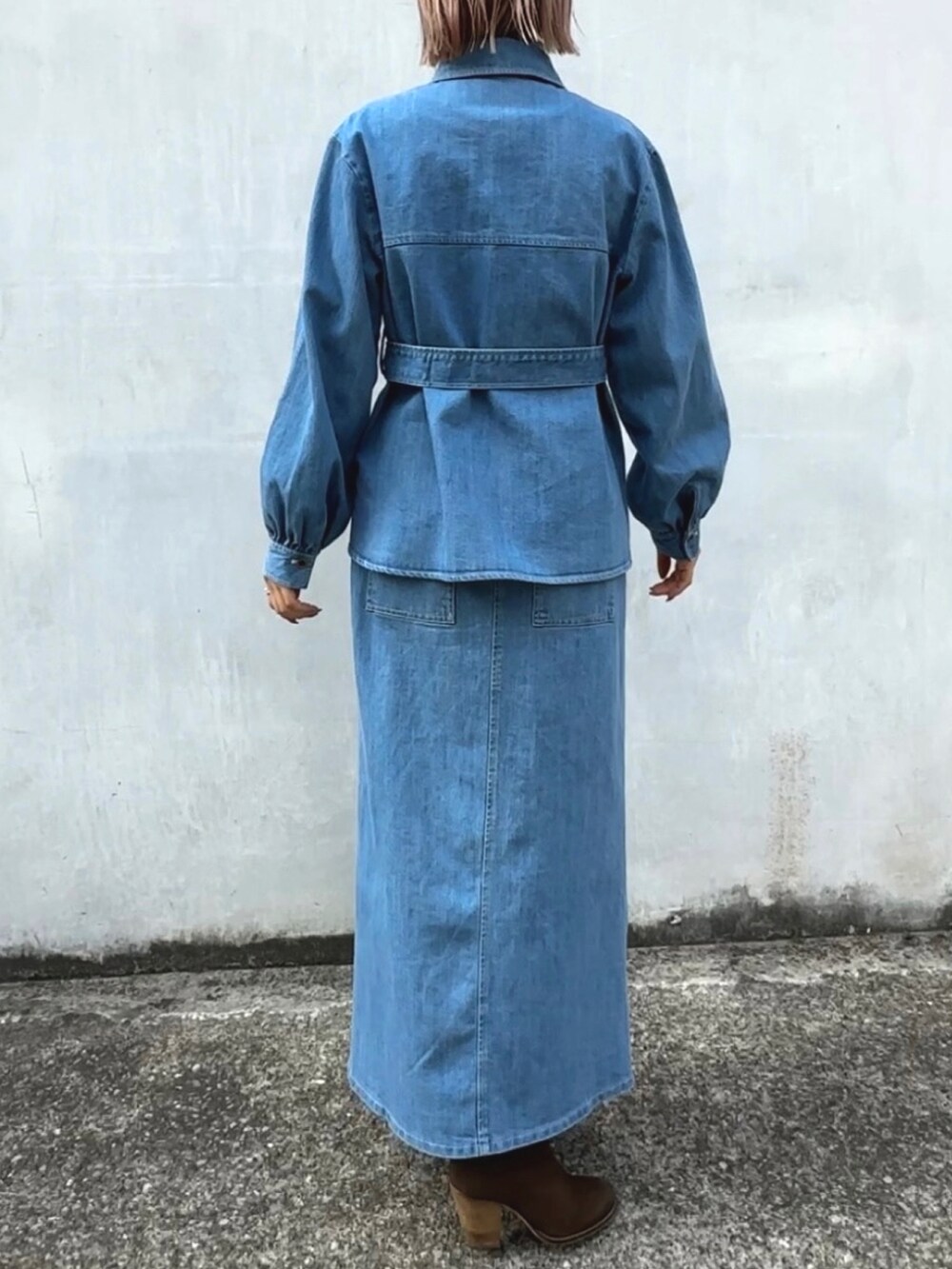 ブルー系のシャツ/ブラウス、ブルー系のデニムスカートを着用したレディースの冬コーディネートの4枚目の写真