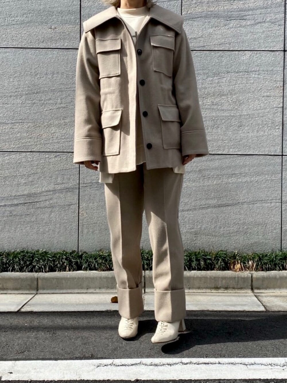 ベージュ系のカバーオール、ベージュ系のその他パンツ、ホワイト系のスウェットを着用したレディースの冬コーディネートの2枚目の写真