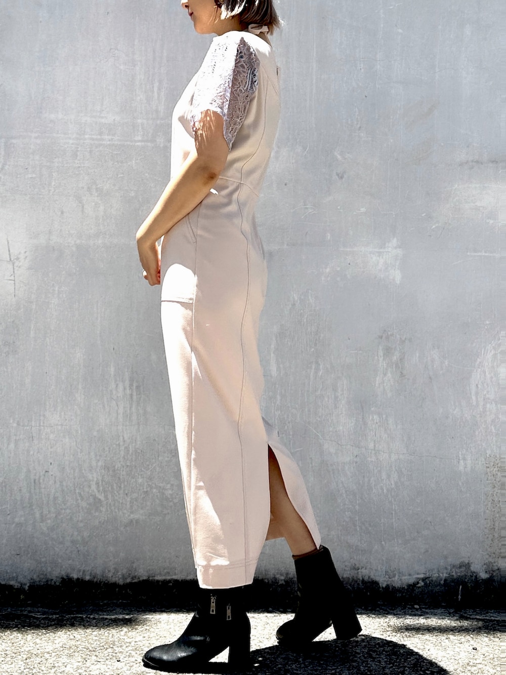 ベージュ系のドレスを着用したレディースの春コーディネートの2枚目の写真