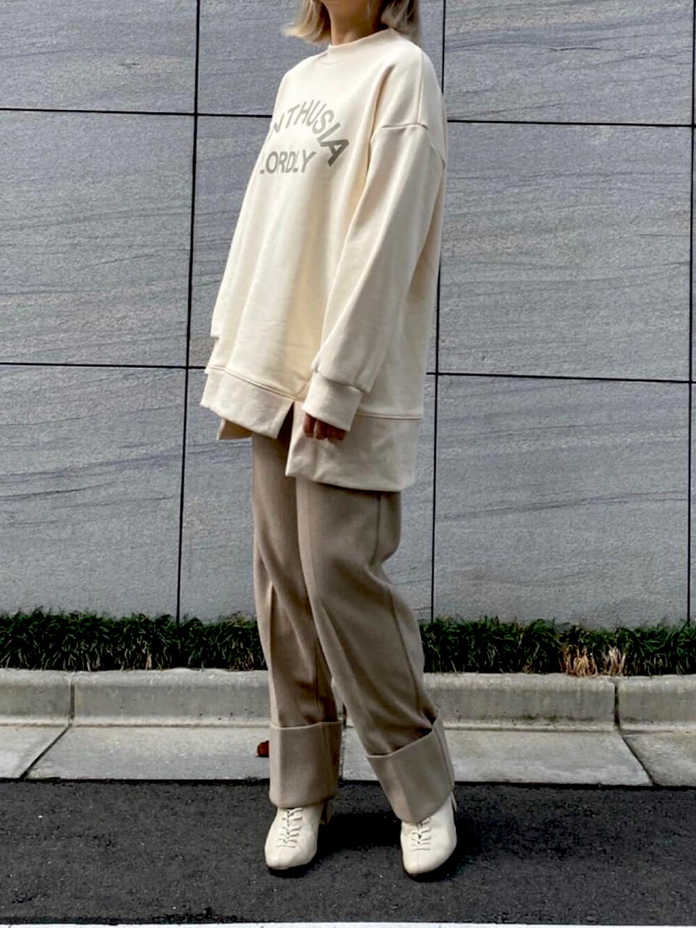 ベージュ系のその他パンツ、ホワイト系のスウェットを着用したレディースの冬コーディネートの4枚目の写真