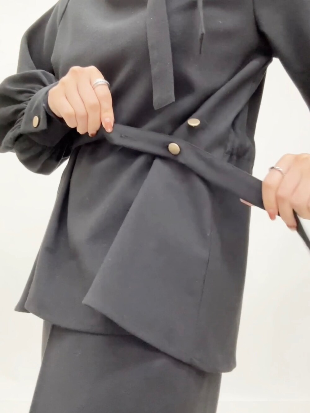 ブラック系のシャツ/ブラウスを着用したレディースの冬コーディネートの3枚目の写真