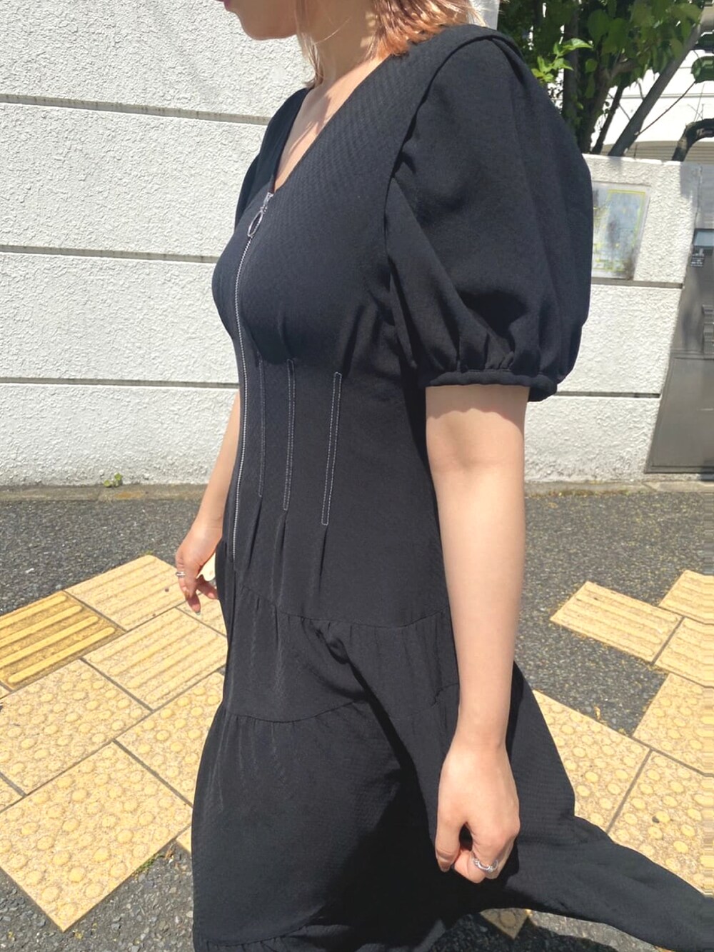 ブラック系のワンピースを着用したレディースの夏コーディネートの3枚目の写真