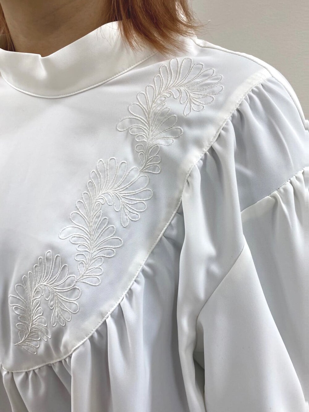 ピンク系のその他パンツを着用したレディースの春コーディネートの4枚目の写真