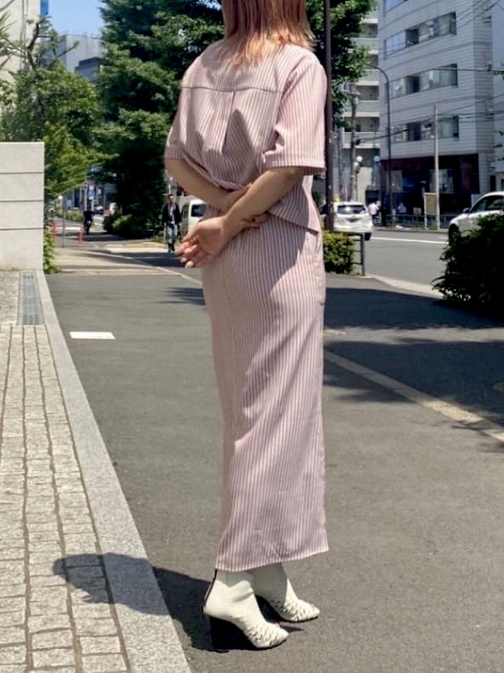 ピンク系のシャツ/ブラウス、ピンク系のスカートを着用したレディースの夏コーディネートの4枚目の写真