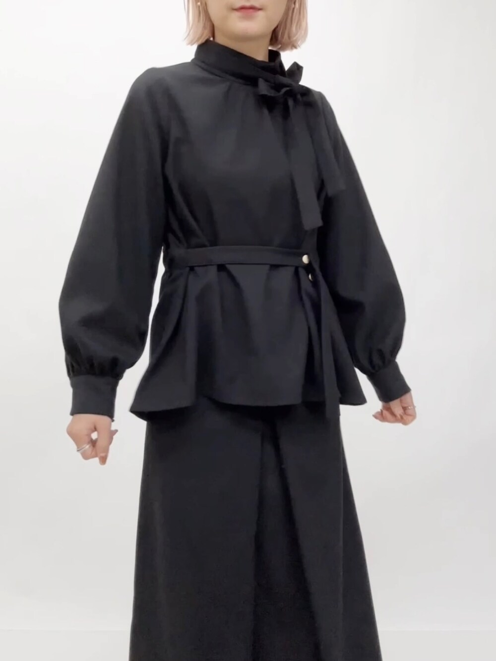 ブラック系のシャツ/ブラウスを着用したレディースの冬コーディネートの2枚目の写真