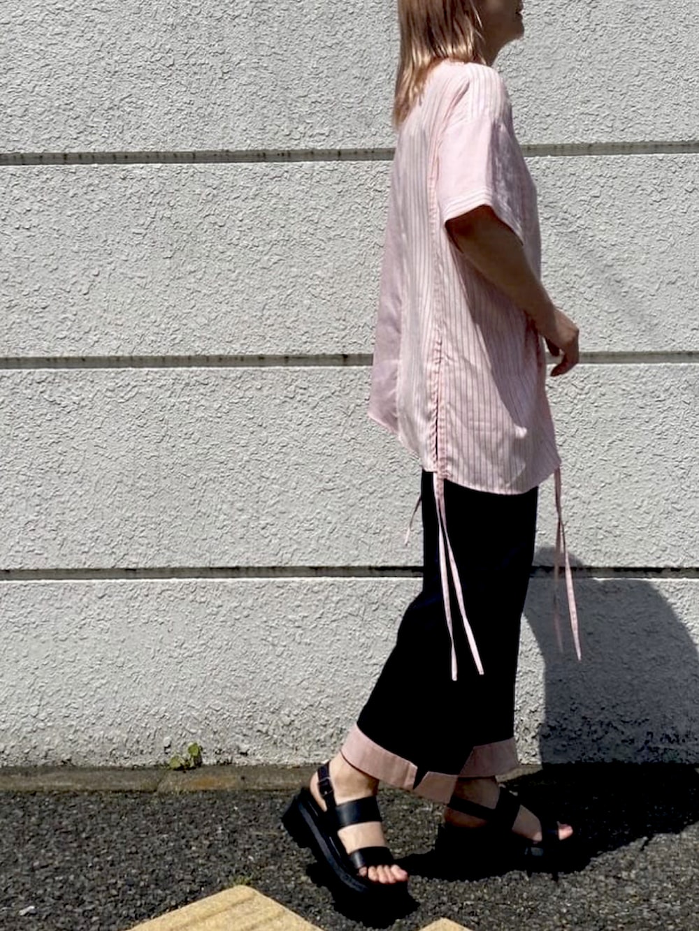 ピンク系のシャツ/ブラウス、ブラック系のその他パンツを着用したレディースの夏コーディネートの2枚目の写真