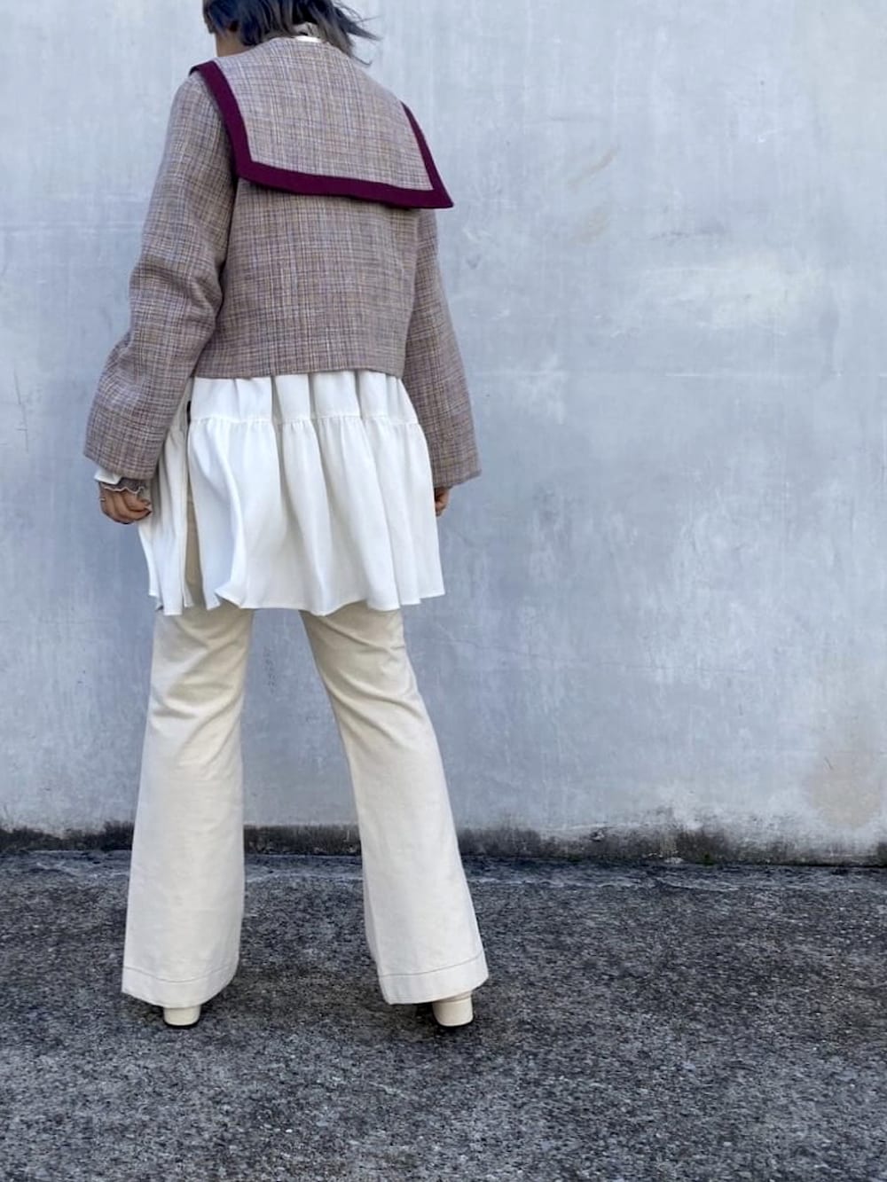 パープル系のその他アウター、ホワイト系のシャツ/ブラウス、ホワイト系のデニムパンツを着用したレディースの冬コーディネートの2枚目の写真