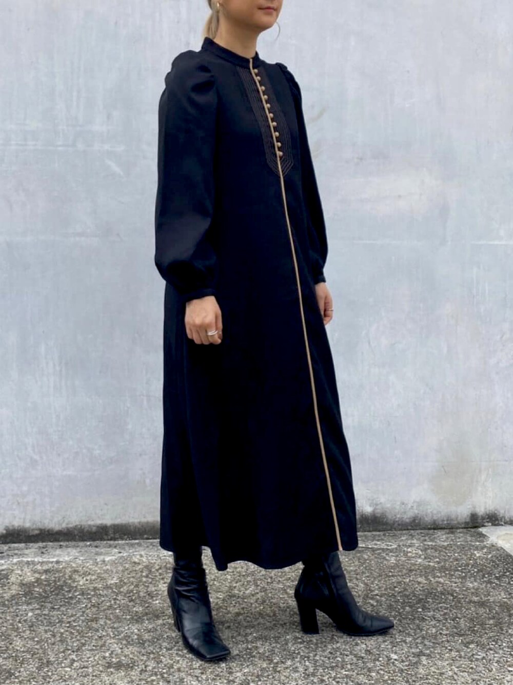 ブラック系のワンピースを着用したレディースの冬コーディネートの3枚目の写真