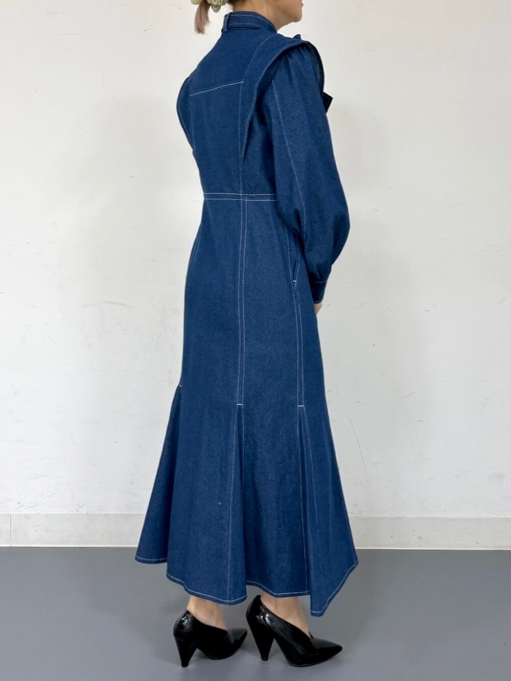 ブルー系のワンピースを着用したレディースの春コーディネートの2枚目の写真