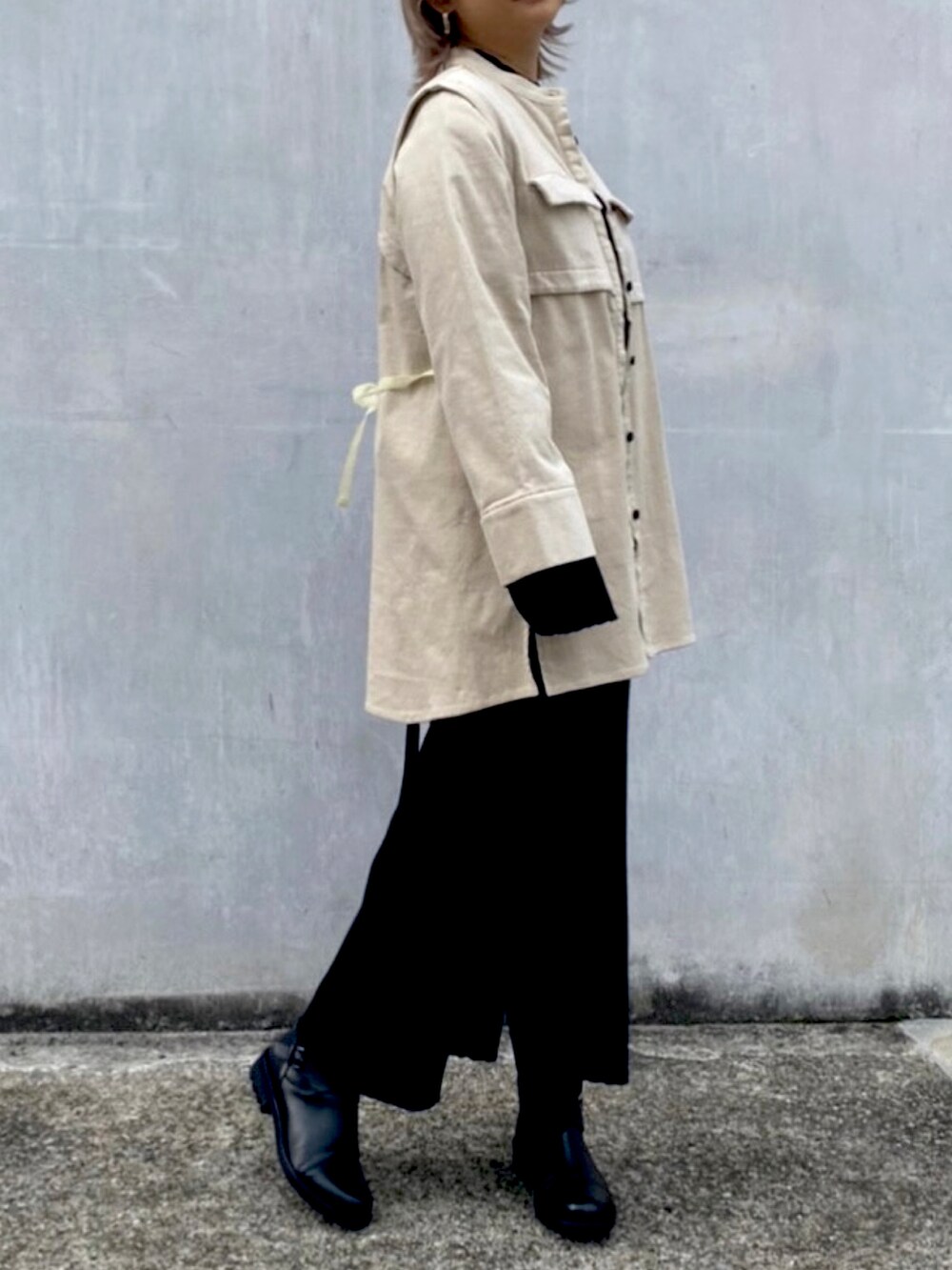 ホワイト系のシャツ/ブラウス、ブラック系のワンピースを着用したレディースの冬コーディネートの3枚目の写真