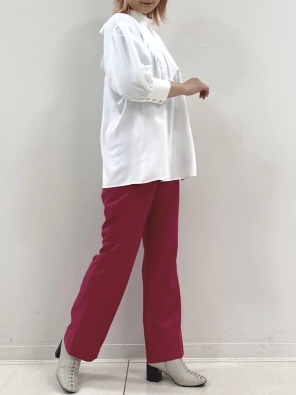 ピンク系のその他パンツを着用したレディースの春コーディネートの2枚目の写真