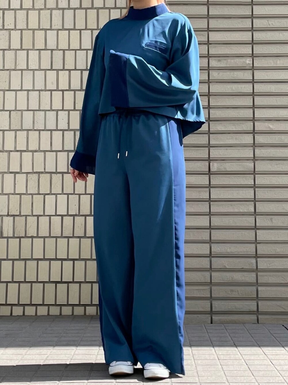 ブルー系のその他パンツ、ブルー系のシャツ/ブラウスを着用したレディースの春コーディネートの3枚目の写真