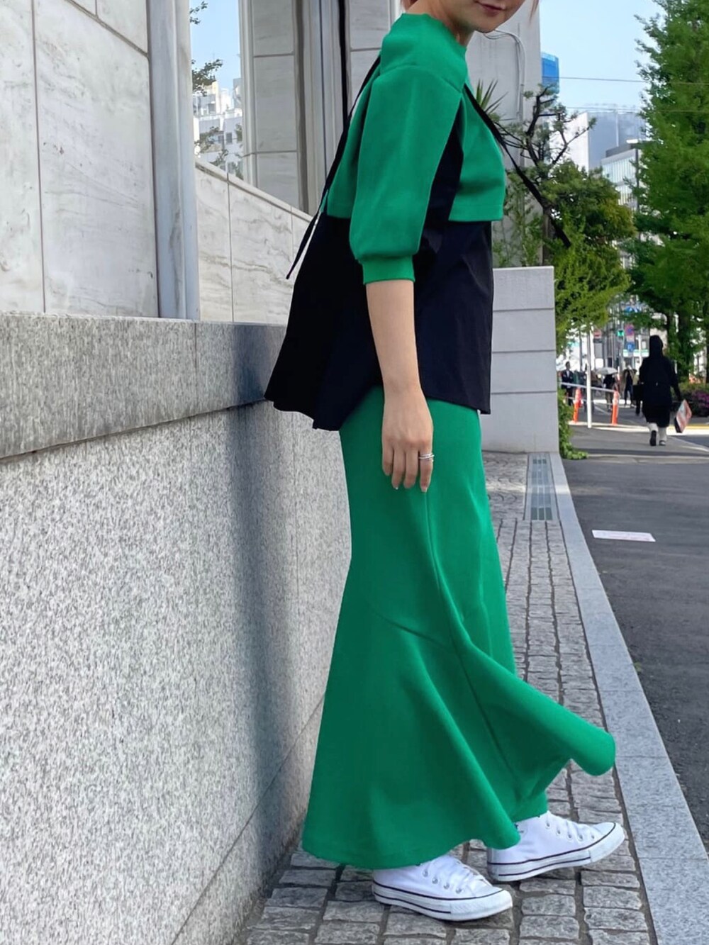 グリーン系のTシャツ/カットソー、グリーン系のスカートを着用したレディースの春コーディネートの2枚目の写真