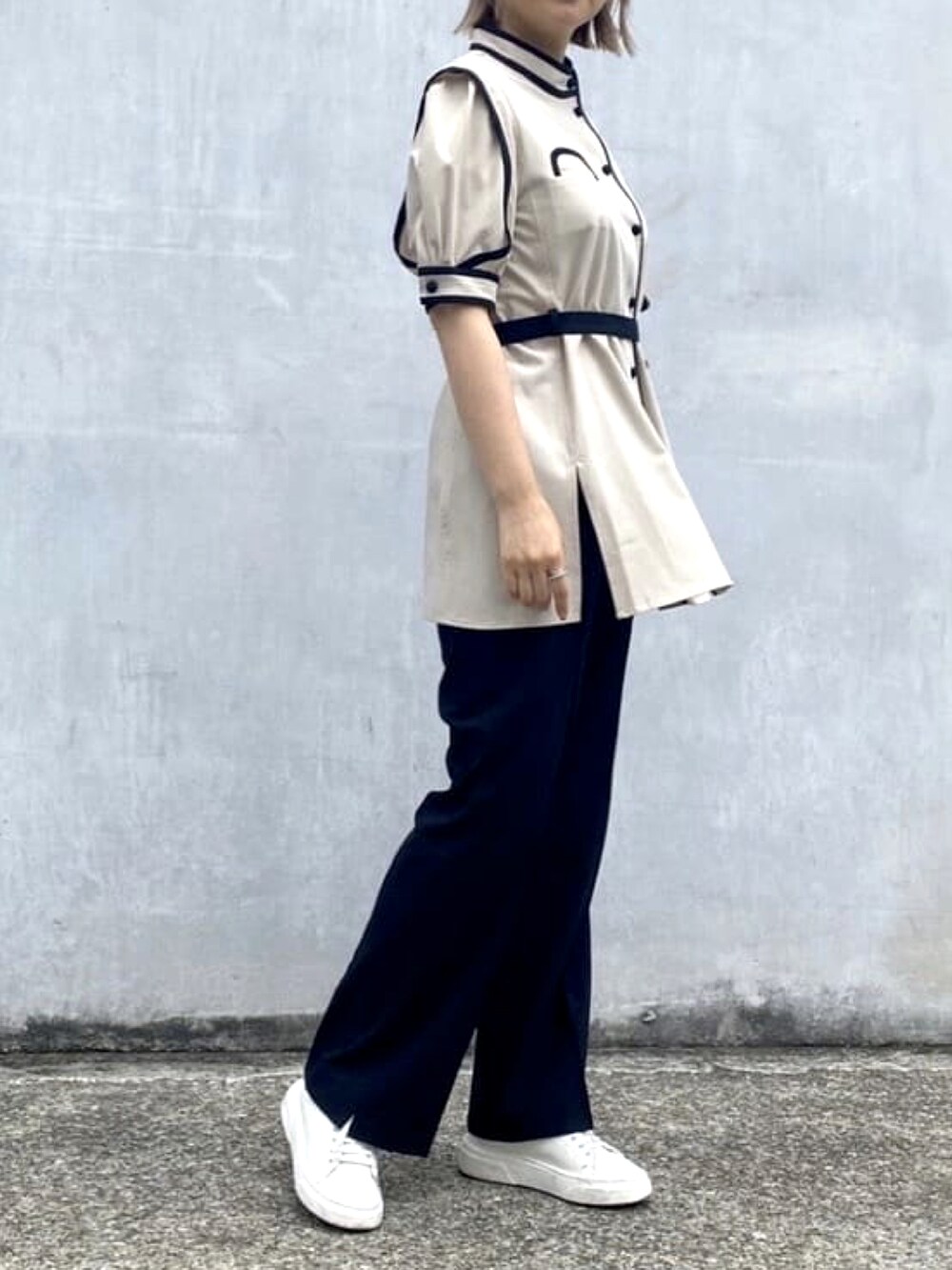 ベージュ系のシャツ/ブラウスを着用したレディースの夏コーディネートの4枚目の写真