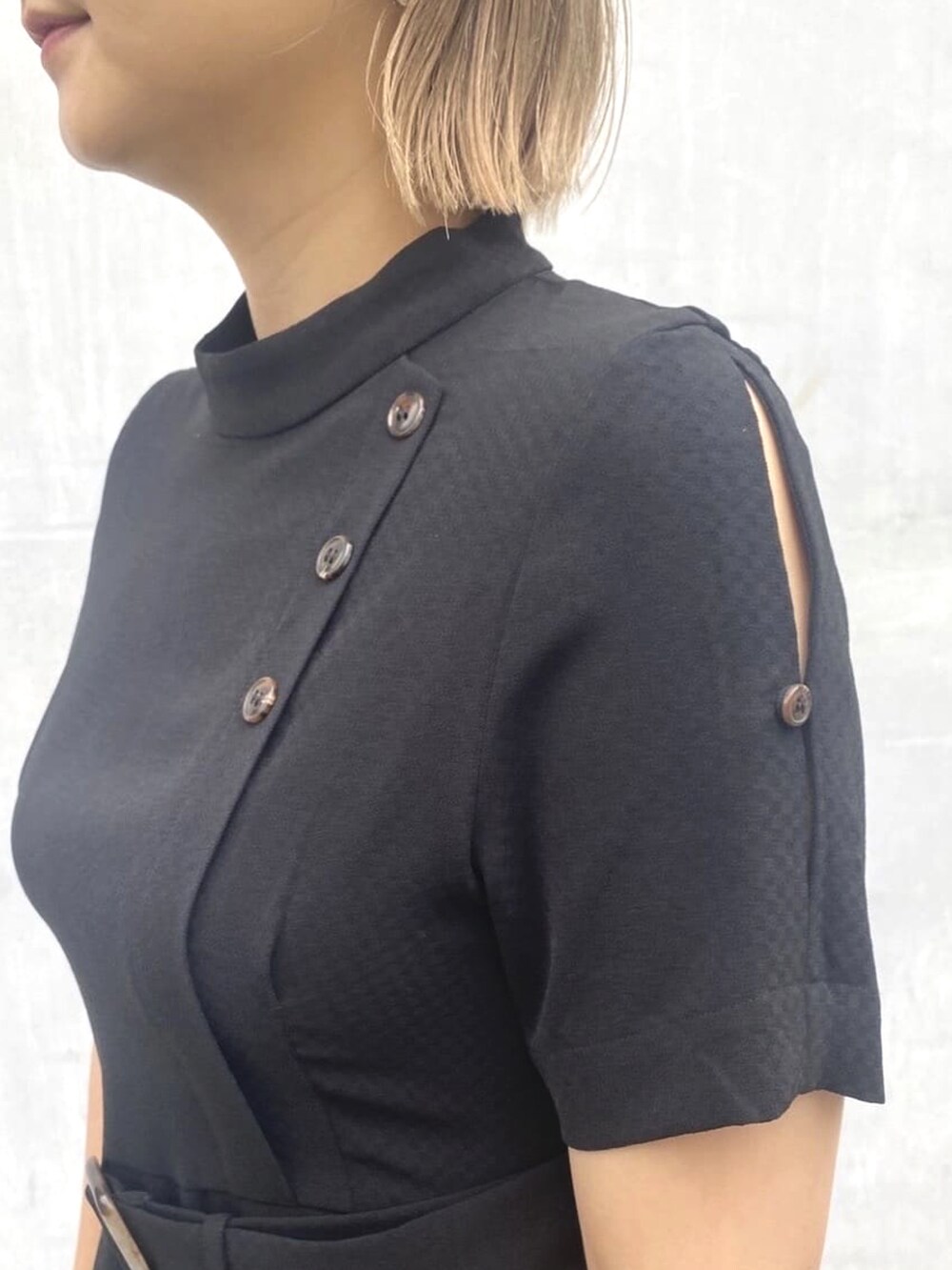 ブラック系のシャツ/ブラウス、ブラック系のその他パンツを着用したレディースの夏コーディネートの3枚目の写真