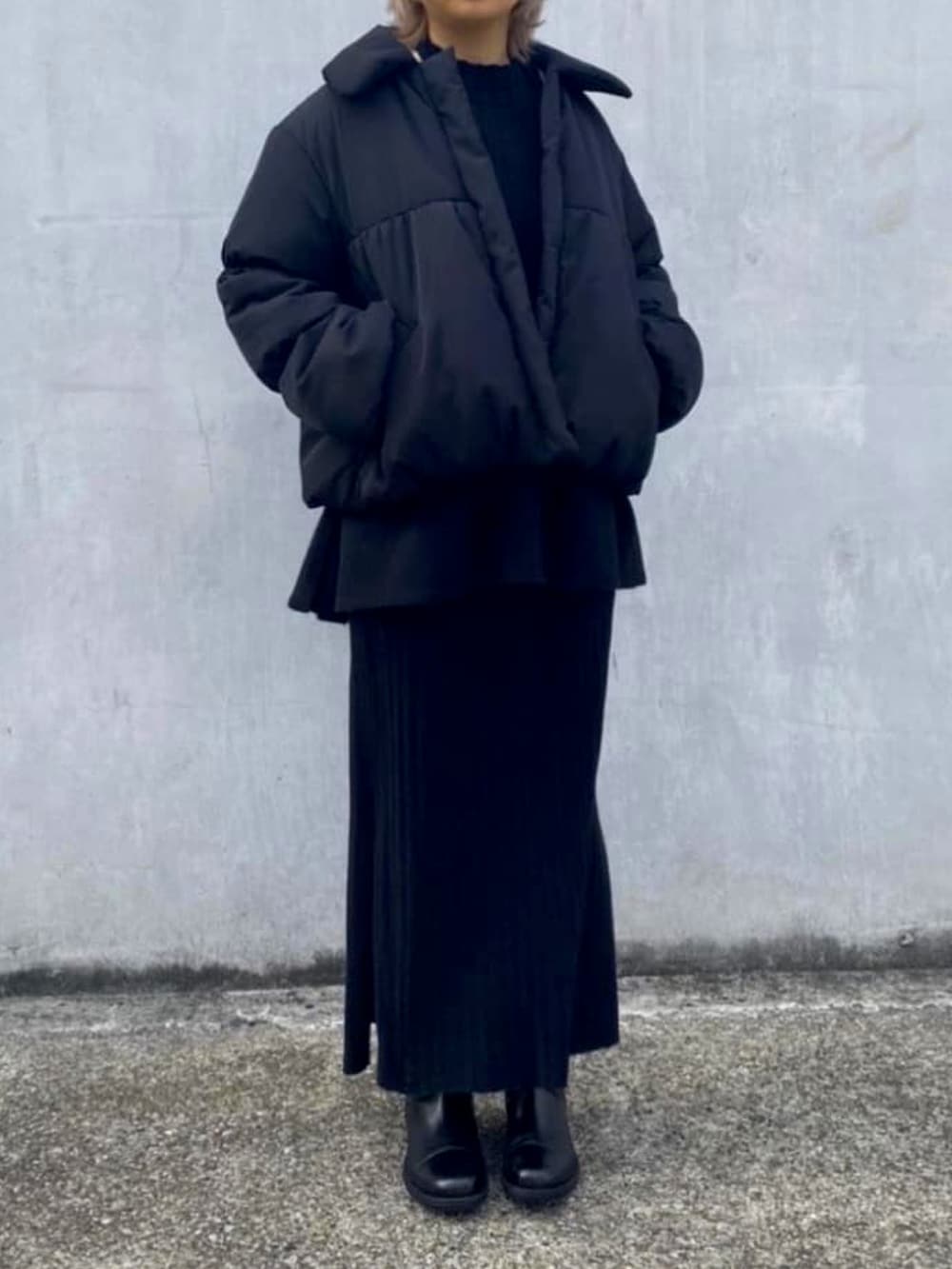 ブラック系のブルゾン、ブラック系のワンピースを着用したレディースの冬コーディネートの3枚目の写真