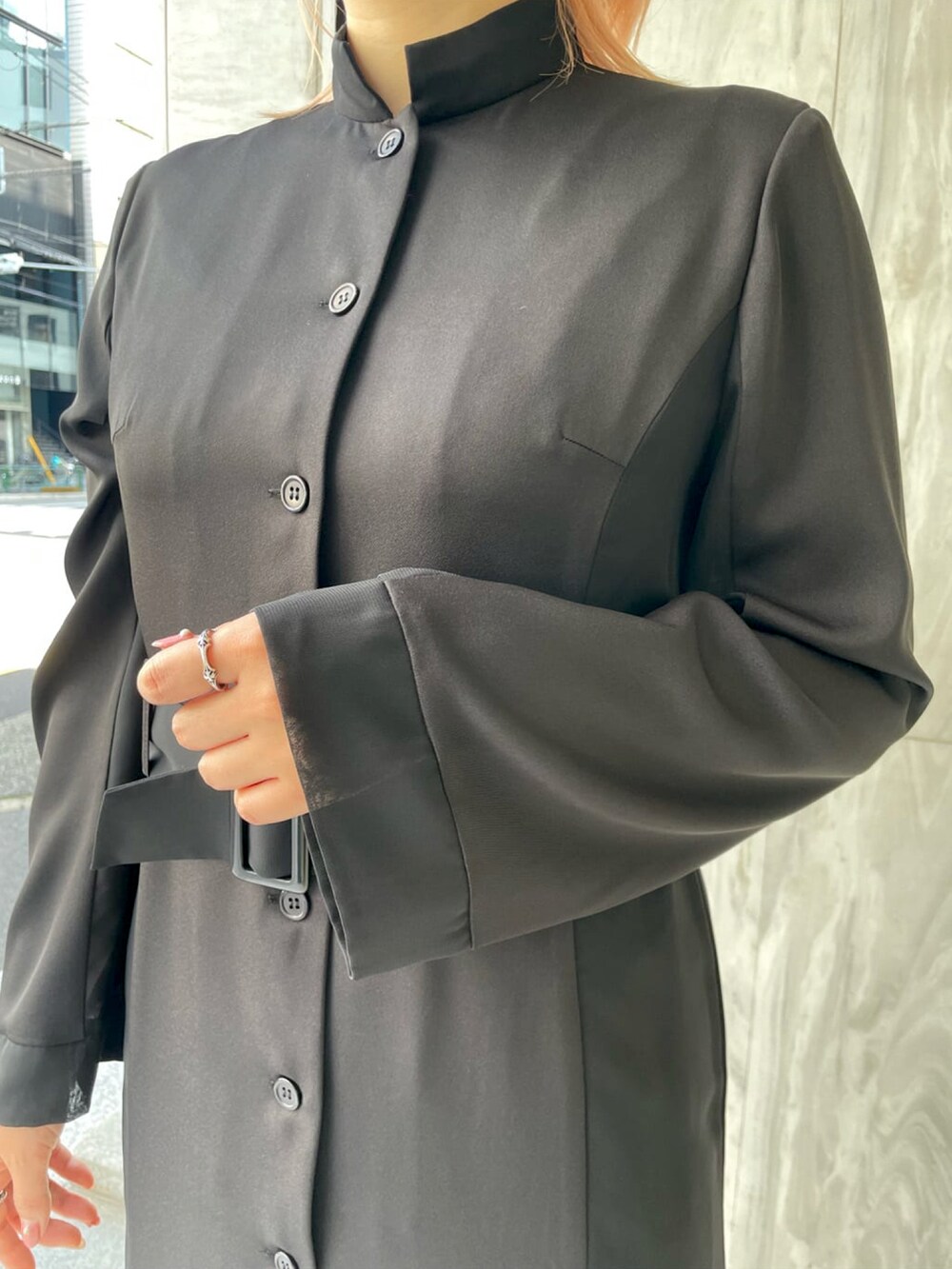 ブラック系のワンピースを着用したレディースの春コーディネートの5枚目の写真